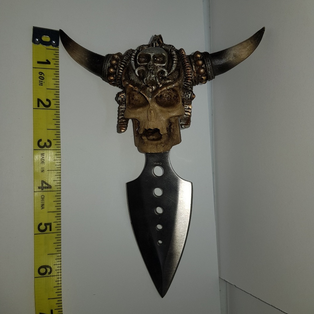 SCULL HEAD WITH HORNS APROX: 3" BLADE (123)
